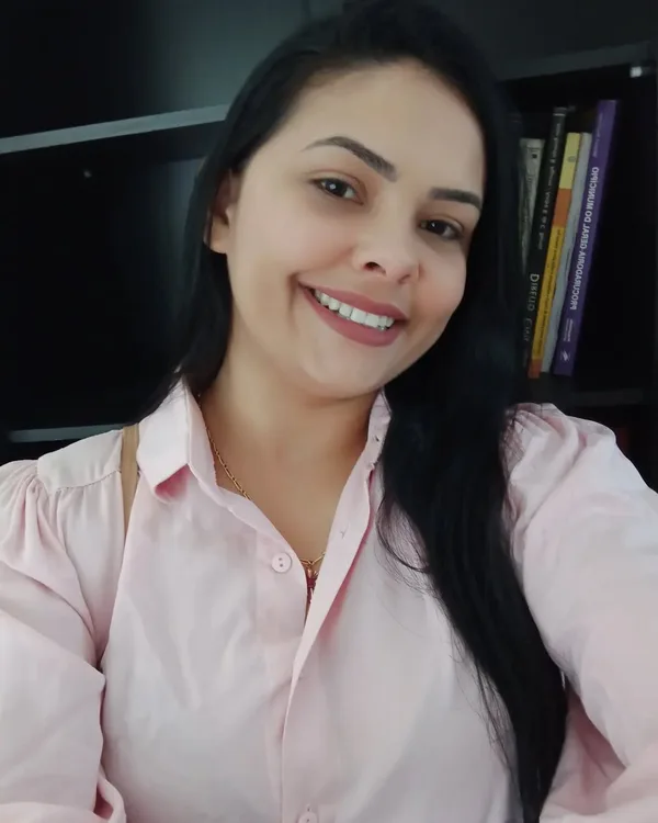 Priscila Horácio Nunes sorrindo, em retrato